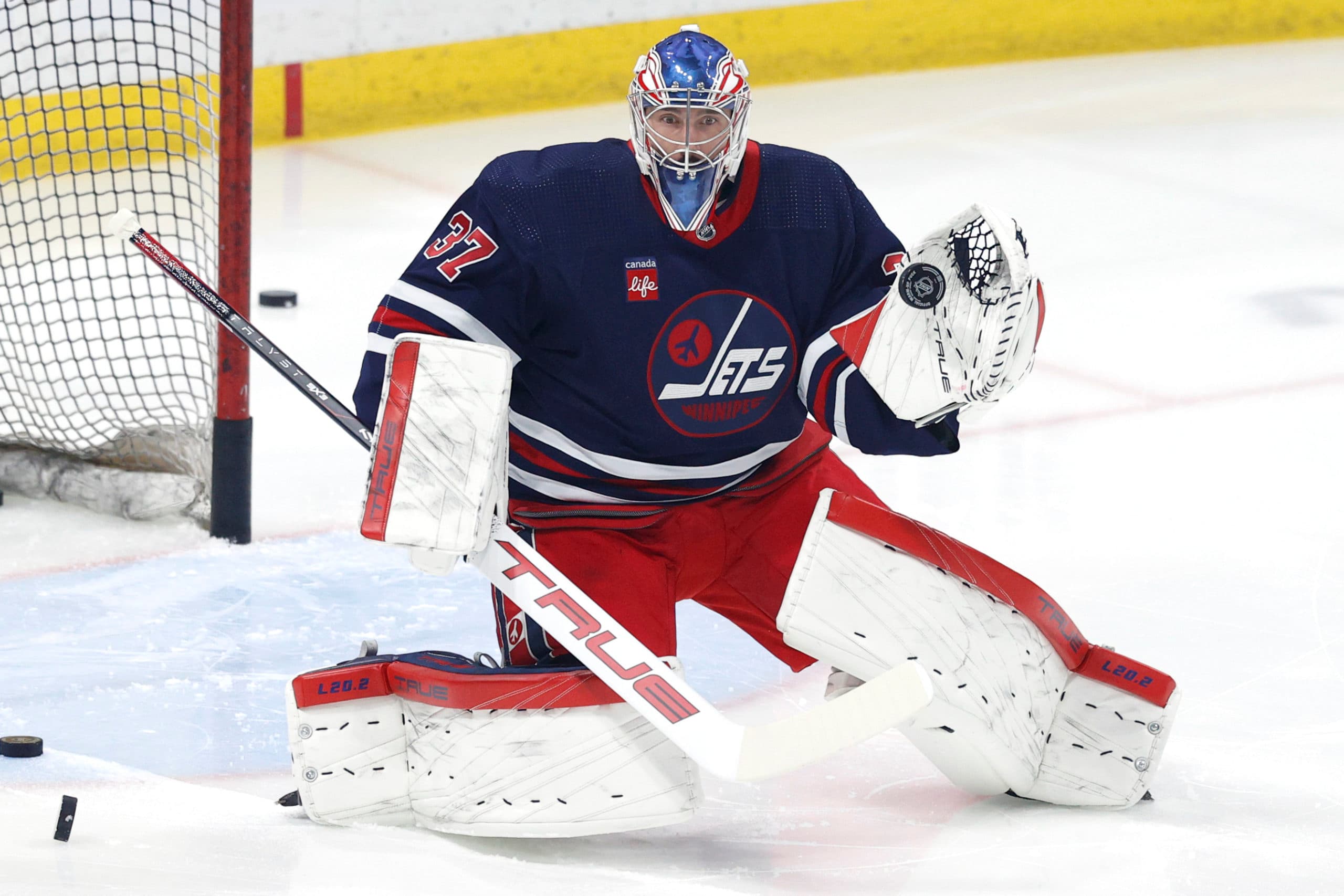 Hellebuyck makes a deal with the Devils